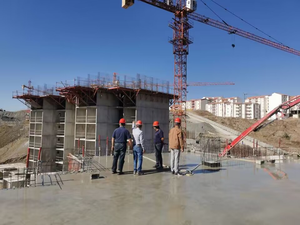 安徽建工阿尔及利亚提济乌祖1000套项目首栋楼顺利封顶